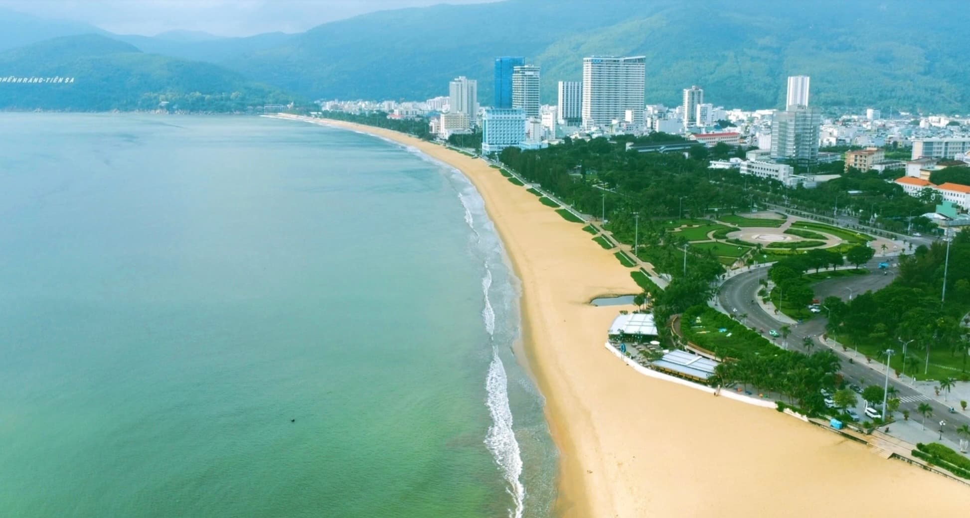 Đường bờ biển cong, nước trong xanh — gợi cảm giác thành phố biển Quy Nhơn